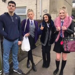 Poppy Lee Friar Instagram - Tb to the cold but brilliant days on #ackleybridge#netflix#channel4
Big ❤️ to all you awesome fans 🙌🏻