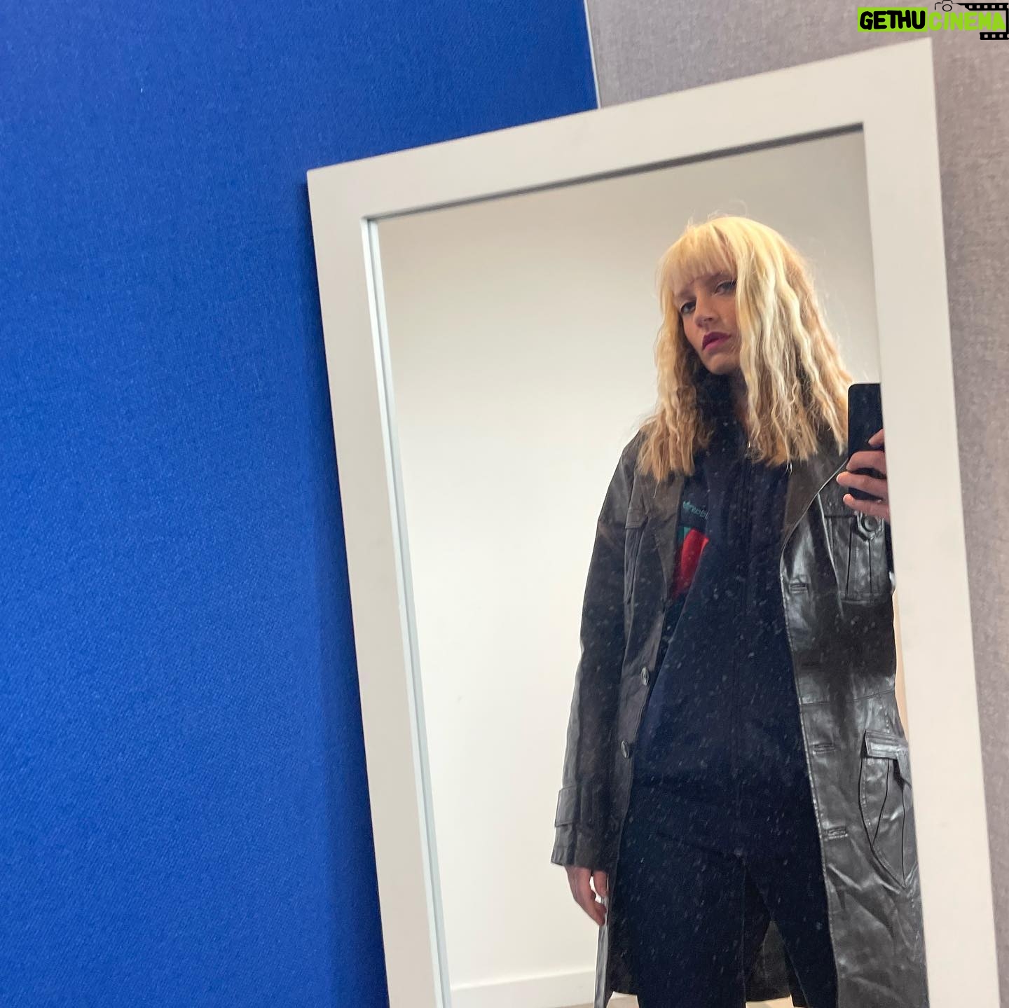 Poppy Lee Friar - 1.9K Likes - Pic 4 is me inside when the AD says “they might not get to you today”… 🤣
#dominoday #actors #filming #bts #bbc #newseries