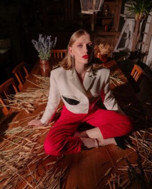 Poppy Lee Friar Instagram - Thank you to the super cool @the_italian_reve and a style team on another level @valentina_carraro90 @johnnycarrano_ @alexandriastylist @louisbyrneiciaiw @kim.kiefer check out the interview and get your tickets for @mockingbirdwestend ❤️‍🔥💃#photoshoot#modelling#style#fashion#london#acting#tokillamockingbird#theatre#westend
