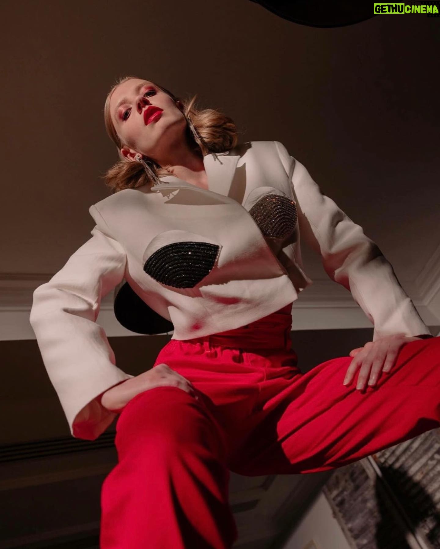 Poppy Lee Friar - 2.1K Likes - Thank you to the super cool @the_italian_reve and a style team on another level @valentina_carraro90 @johnnycarrano_ @alexandriastylist @louisbyrneiciaiw @kim.kiefer check out the interview and get your tickets for @mockingbirdwestend ❤️🔥💃#photoshoot#modelling#style#fashion#london#acting#tokillamockingbird#theatre#westend