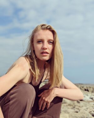 Poppy Lee Friar Instagram - Don’t forget to walk barefoot on the Earth and ground yourself 🦶🏻

SO many health benefits: reduces white blood cells/ increases red blood cells which aids immunity. Increases antioxidants, reduces inflammation and improves sleep, mood… the list goes on! 

🌳🌿🌊🌍💫 
#nature #grounding #earth #summer #sun #walking #barefoot #mood #health