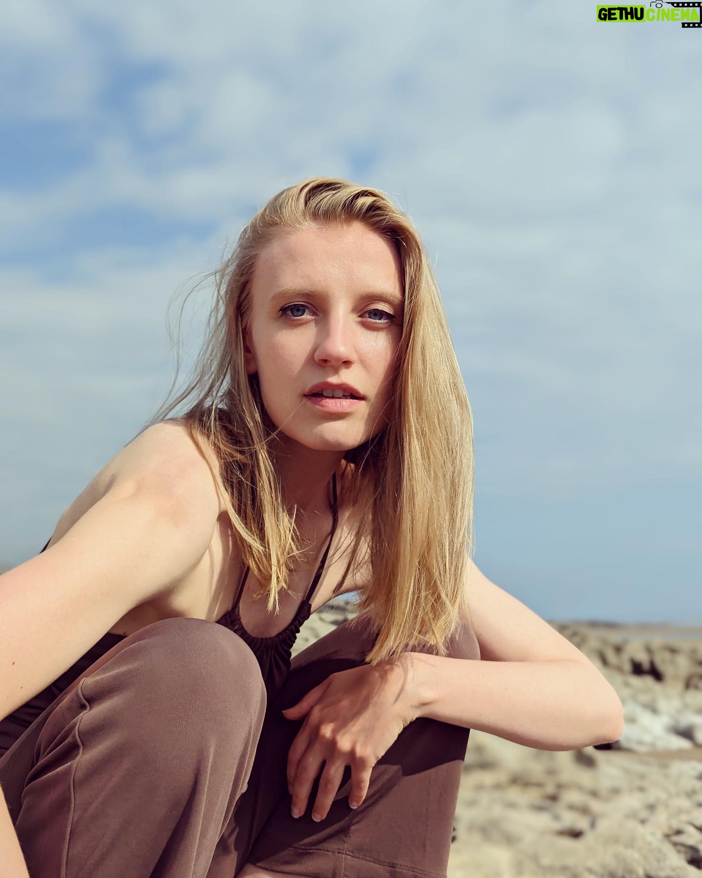Poppy Lee Friar - 4K Likes - Don’t forget to walk barefoot on the Earth and ground yourself 🦶🏻
SO many health benefits: reduces white blood cells/ increases red blood cells which aids immunity. Increases antioxidants, reduces inflammation and improves sleep, mood… the list goes on!
🌳🌿🌊🌍💫
#nature #grounding #earth #summer #sun #walking #barefoot #mood #health