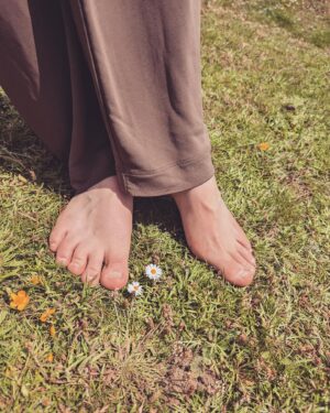 Poppy Lee Friar Instagram - Don’t forget to walk barefoot on the Earth and ground yourself 🦶🏻

SO many health benefits: reduces white blood cells/ increases red blood cells which aids immunity. Increases antioxidants, reduces inflammation and improves sleep, mood… the list goes on! 

🌳🌿🌊🌍💫 
#nature #grounding #earth #summer #sun #walking #barefoot #mood #health