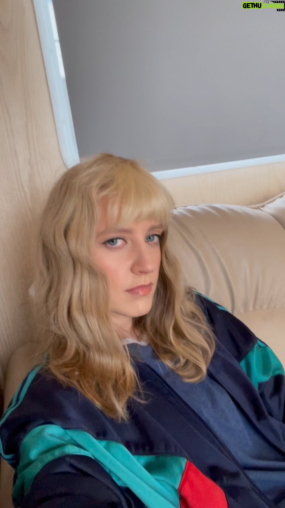 Poppy Lee Friar - 2K Likes - What do you do in your trailer Poppy?
#trailer #actors #actorslife #filming #groove #music #lipsync #actress #coolhair