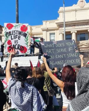 Poppy Liu Instagram - i love unions and i love palestine and i love organizing with my fellow union workers to urge our guild leadership to demand an immediate and permanent ceasefire in gaza 🍉🍉🍉

“Until our Guild leadership is ready to do so, we will continue to call out our industry’s blindspots—rooted in American exceptionalism, racism, xenophobia, and war-industry propaganda. A better storytelling business is possible, and we can build it anew together.”

@sagaftramembersforceasefire @filmworks4pal @jvp.la