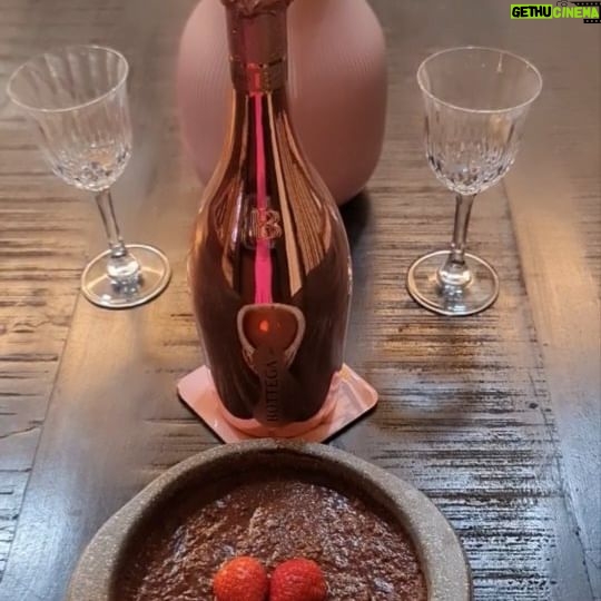 Poppy Jabbal Instagram - This was my Valentine Cake .... Healthy and yummy Recipe Skin 3 apples and pressure cook Deseed Cool them and mash with a spoon ( not a blender ) Melt dark chocolate, 70 to 80 percent dark chocolate 150 gms Add chocolate to mashed apples Mix and add a pinch of pink salt Transfer to a cake tin And refrigerate for 6 hours Yummy healthy cake it ready ,devour π #healthycake #sugarfreecake #flourlesscake #yummy #cakerecipe #nobakecake #fruitcake