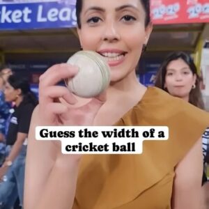 Poppy Jabbal Instagram - Guess the width of a cricket ball 🙄 

#funtimeswithgirls 

#cricket #ccl #fun #funny #guess
#game #ipl