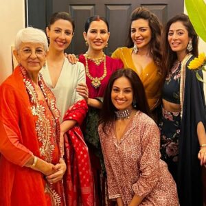Poppy Jabbal Instagram - A few moments from the Diwali party .....
@karanvgrover

I missed out on pics with so many friends n family ...

#diwali #diwaliparty