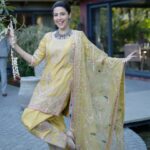 Poppy Jabbal Instagram – Amritsari Tikka ! 

Feeling the vibe in punjab 

Outfit by @akritibyritika, making me look pretty in yellow 

📷 @itskrajofficial

#punjab #amritsar #patola