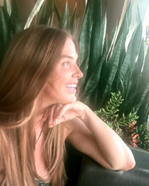 Poppy Montgomery Instagram - A disorganized assortment of things…
🌵 ⛽⌚️ 💅