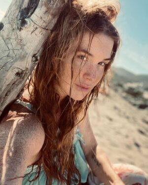 Poppy Montgomery Instagram - Self care Sunday … 💭 🌊 🧘‍♂️ 💻