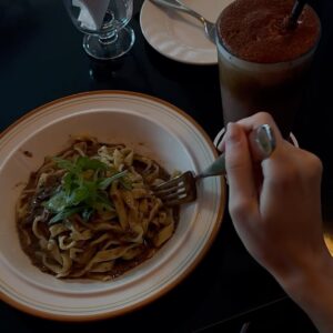 Porima Cheng Instagram - 剪短髮後的第一篇文就要來曬和志玲姐姐的合照
瞬間變成小迷妹☺️
太喜歡她了見到本人好害羞
放浪兄弟的演唱會也非常精彩🙌🏻
一開始因為音響故障
所以看到了他們團體之間的默契和可愛的一面
整個被圈粉到不行💕

自從入行後就再也沒有剪過短髮
接下來的新戲又會再以高中生出現
配合角色把我留了十年的長髮給剪了😿
雖然沒有很短但要剪的時候還是非常緊張
你們覺得如何呢？

也分享近期最愛的咖啡廳
義大利麵的麵條跟醬汁都超合我胃口
還有它的雞肉串炸雞也超好吃🤤
@ppm.taipei
