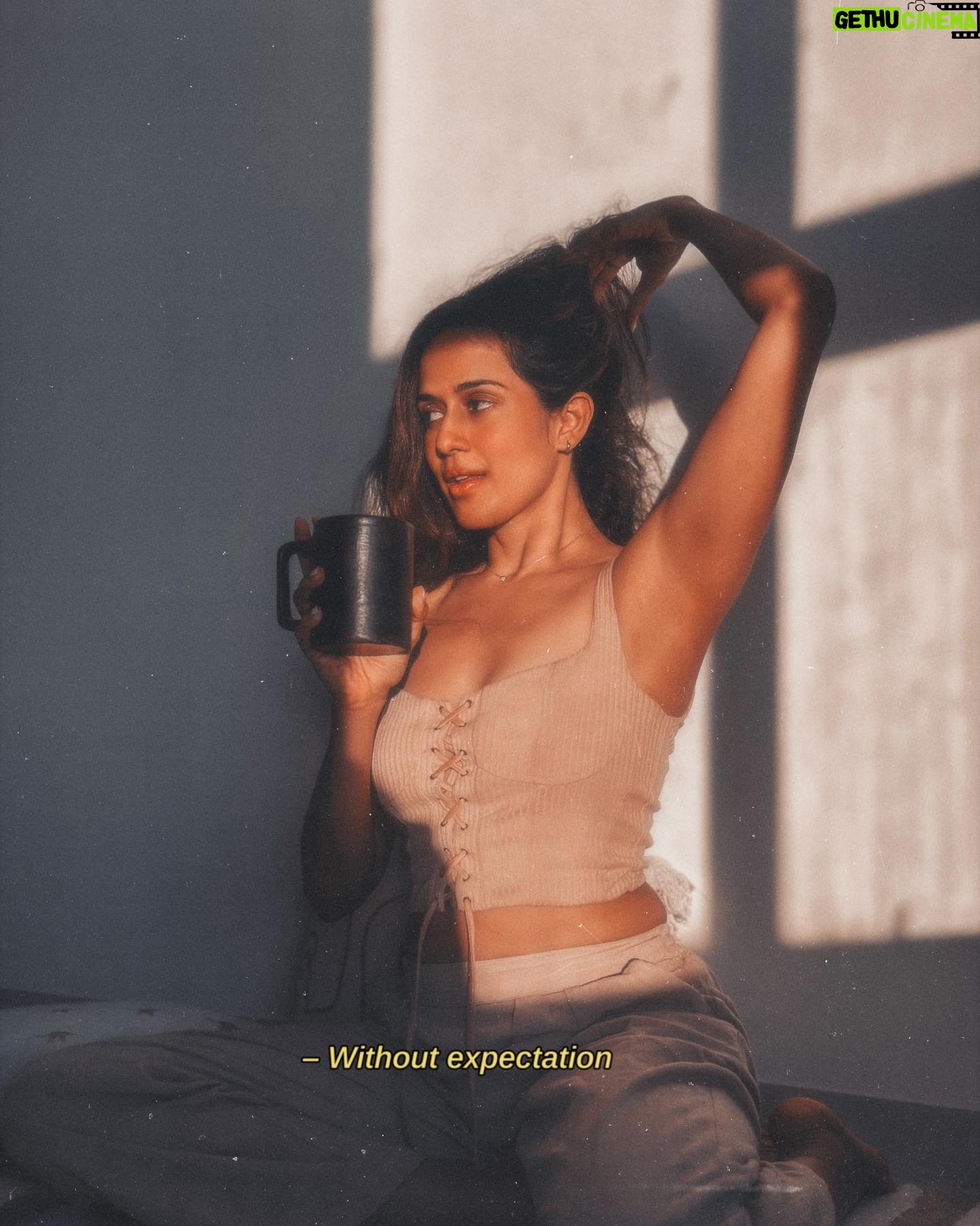 Pradaini Surva Instagram - sunset , cacao , presence , intention , acceptance , willingness , state of flow , grounded , loved 🌻 - When we move intentionally , we get to experience the process with total presence and accept whatever comes out of it gracefully. . let that ego starve , stay humble , move with your heart 🫶🏽 - Join the cacao circle this Sunday 🌻 let’s dive deep collectively. check stories for deets x