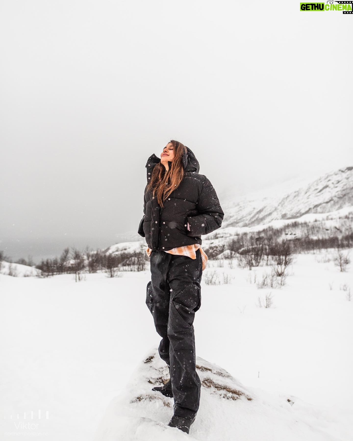 Pradaini Surva Instagram - I asked for snow I got snowwwwwwwwww ❄️ - Living in abundance and rich experiences 🍀 🪬 - 📸 @viktorhubner