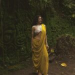 Pradaini Surva Instagram - Reminder for us : To glow in our unique light not to be accepted or appreciated because it keeps us in a state of flow or state of glow ;) ( okay that’s my new thing now ) - - - My friend @rosegoddess_healwithme and I were sitting in a cafe in bali And she pointed out to this brilliant artist @lila.colours Showed me her IG page . I took a quick look and I was in a state of flow so I spontaneously asked her if we could Collab guess she was in a state of flow as well ;) - She brought a wonderful photographer @judithdanielle To capture the art 🤍 - thank you @lila.colours For this expression ✨