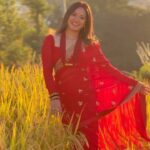 Prakriti Shrestha Instagram - Nepali Naari in Dhaan baari 😄😋.. By the way, Nepal ko dhaan baari is mandatory for good pictures and videos. Do you agree ? 🤭🎶🎼🎶