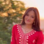 Prakriti Shrestha Instagram - Forever sunset lover 🌅 🎶✨🍂🍁🧿 Shashi Mangalsutra: @kajalnaina_jewelrydesigner