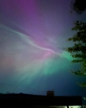 Pramila Jayapal Instagram - Incredible night sky with Aurora Borealis in west Seattle! Magical universe.🪄