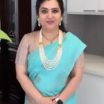 Pranathy Sadhanala Instagram - శుభోదయం నేస్తాలు 🫶🏻 ఈ రోజు నేను ముస్తాబు అవ్వడానికి చీర పంపింది @mokshacouture మరి చీరకు తగ్గ నగలు ఉండాలిగా ఇదో ఇవి మీరు వేసుకుంటే బాగుంటుంది అని చెప్పి ఈ అందమైన ముత్యాల హారం పంపింది @swapna_jewels Thank you @mokshacouture Thank you @swapna_jewels #goodmorning . #godblessyouall . #sareelove . #sareefashion . #jewelerycollection . #mokshacouture . #swapnajewels . #pranathymanasupalike