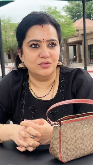 Pranathy Sadhanala Instagram - కొందరు-మీరు రీల్స్ మానేస్తే మంచిది
నా సమాధానం-ఈ మాట నా పెనిమిటి తప్ప ఇంకెవరుజెప్పిన నే వినా….. అన్నట్టు యాద్ మర్చిన ఈ వీడియో తీసింది కూడా నా పెనిమిటే🖤
#myfamilymyworld #lovemakeslifebeautiful #🖤 #reelitfeelit #pranathymanasupalike