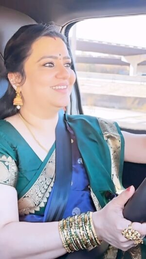 Pranathy Sadhanala Instagram - Drafts లో ఉన్న వీడియోస్ క్లియర్ చేసే టైం వచ్చిందట😄 ఈ వీడియో మా అమ్మాయి సరదాగా తీసింది పోస్ట్ చేస్తా అనుకోలేదు.అనుకోనివి అప్పుడప్పుడు ఇలా జరుగుతాయి అన్నమాట 😊 #familytime #longdrive #funandmasti #💚🩶 #reelitfeelit #explorepage✨ #pranathymanasupalike