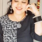 Pranathy Sadhanala Instagram - శుభోదయం నేస్తాలు🖤 గల గల గాజులు చేతుల కోసం 🖤 #goodmorning . #godblessyouall . #blackalltimefavourite♠️ . #reelitfeelit . #neemeesammedaottesthavaa💯 . #pranathymanasupalike