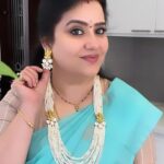 Pranathy Sadhanala Instagram - శుభోదయం నేస్తాలు 🫶🏻 ఈ రోజు నేను ముస్తాబు అవ్వడానికి చీర పంపింది @mokshacouture మరి చీరకు తగ్గ నగలు ఉండాలిగా ఇదో ఇవి మీరు వేసుకుంటే బాగుంటుంది అని చెప్పి ఈ అందమైన ముత్యాల హారం పంపింది @swapna_jewels Thank you @mokshacouture Thank you @swapna_jewels #goodmorning . #godblessyouall . #sareelove . #sareefashion . #jewelerycollection . #mokshacouture . #swapnajewels . #pranathymanasupalike