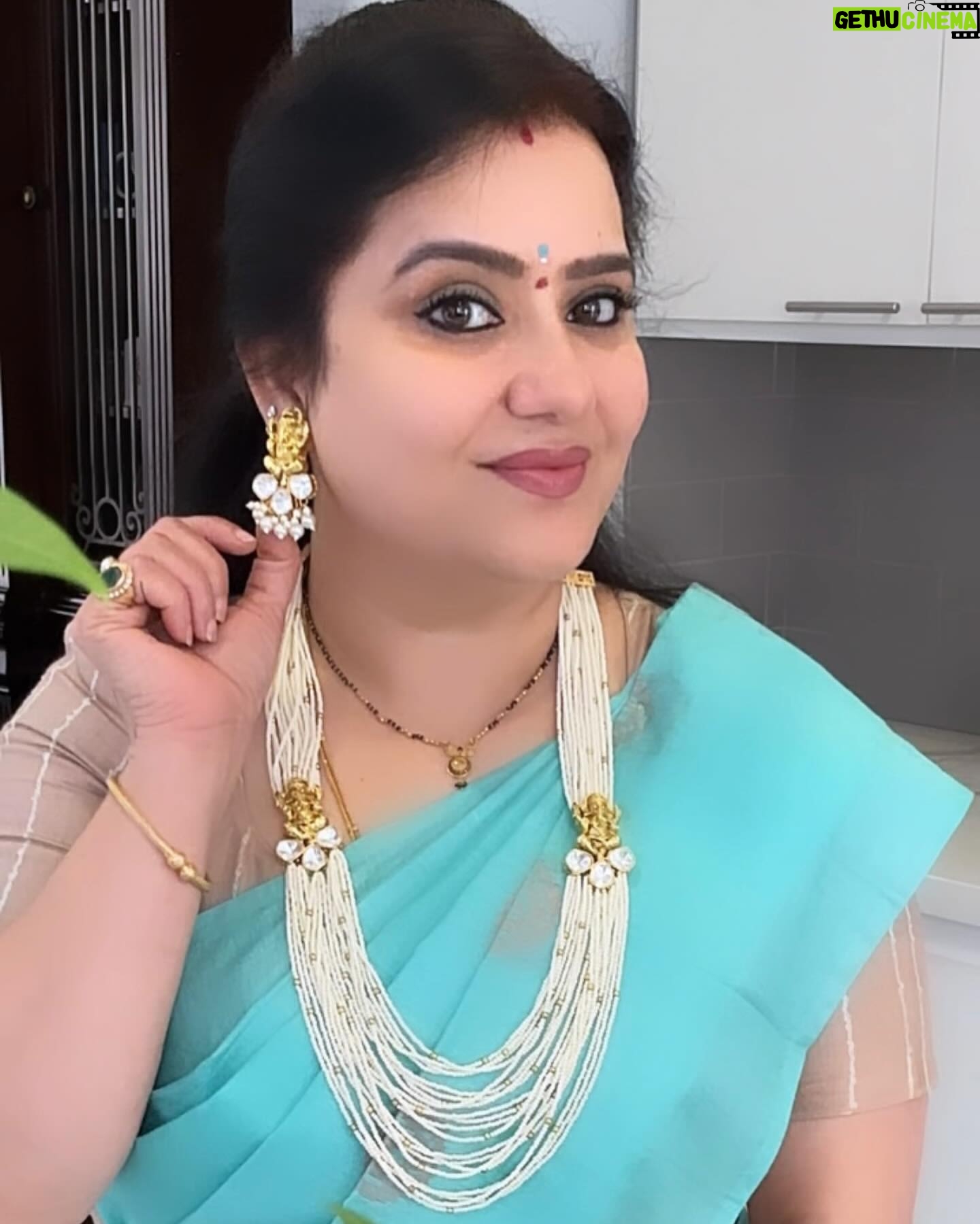 Pranathy Sadhanala Instagram - శుభోదయం నేస్తాలు 🫶🏻 ఈ రోజు నేను ముస్తాబు అవ్వడానికి చీర పంపింది @mokshacouture మరి చీరకు తగ్గ నగలు ఉండాలిగా ఇదో ఇవి మీరు వేసుకుంటే బాగుంటుంది అని చెప్పి ఈ అందమైన ముత్యాల హారం పంపింది @swapna_jewels Thank you @mokshacouture Thank you @swapna_jewels #goodmorning . #godblessyouall . #sareelove . #sareefashion . #jewelerycollection . #mokshacouture . #swapnajewels . #pranathymanasupalike
