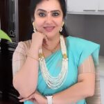 Pranathy Sadhanala Instagram - శుభోదయం నేస్తాలు 🫶🏻 ఈ రోజు నేను ముస్తాబు అవ్వడానికి చీర పంపింది @mokshacouture మరి చీరకు తగ్గ నగలు ఉండాలిగా ఇదో ఇవి మీరు వేసుకుంటే బాగుంటుంది అని చెప్పి ఈ అందమైన ముత్యాల హారం పంపింది @swapna_jewels Thank you @mokshacouture Thank you @swapna_jewels #goodmorning . #godblessyouall . #sareelove . #sareefashion . #jewelerycollection . #mokshacouture . #swapnajewels . #pranathymanasupalike