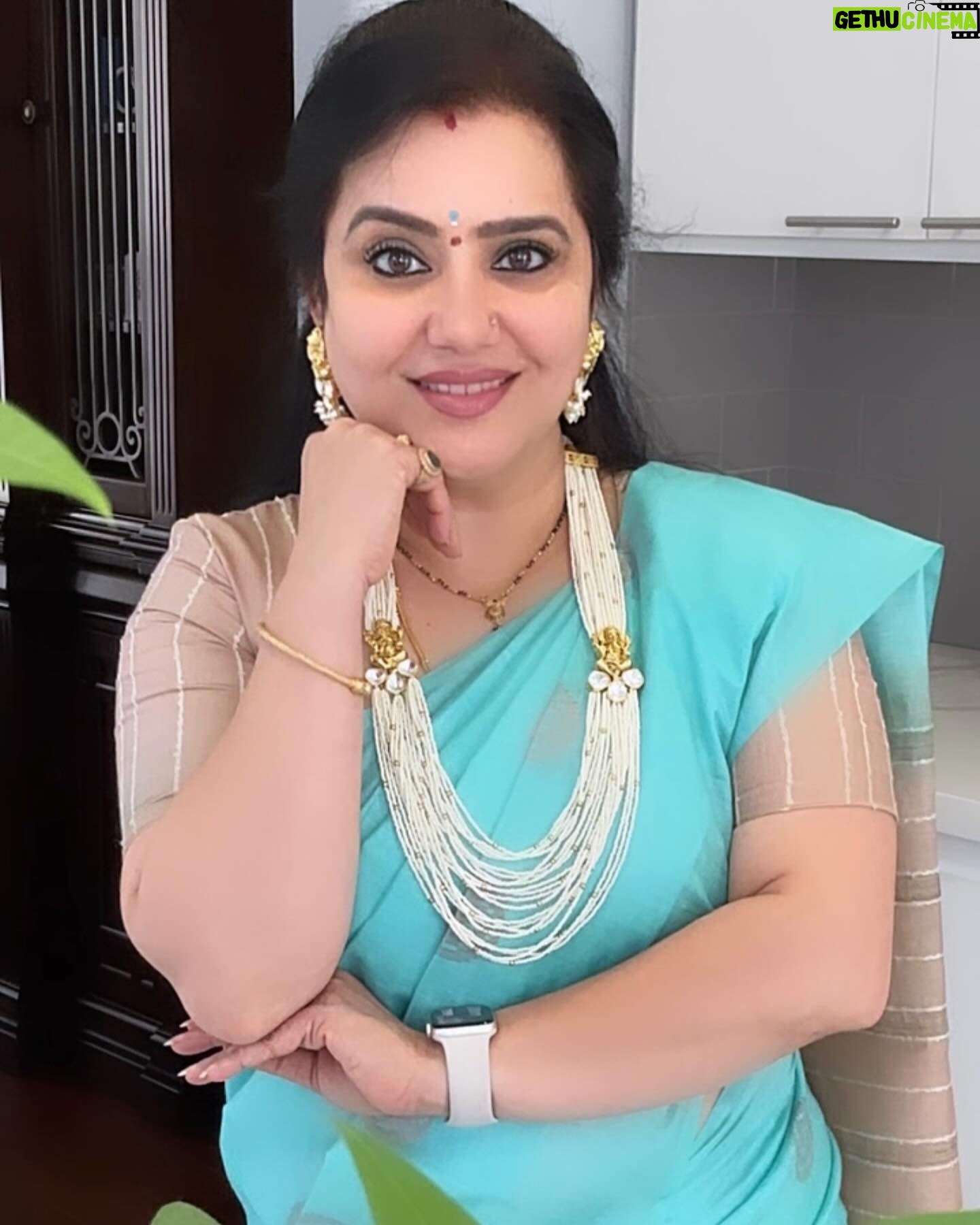Pranathy Sadhanala Instagram - శుభోదయం నేస్తాలు 🫶🏻 ఈ రోజు నేను ముస్తాబు అవ్వడానికి చీర పంపింది @mokshacouture మరి చీరకు తగ్గ నగలు ఉండాలిగా ఇదో ఇవి మీరు వేసుకుంటే బాగుంటుంది అని చెప్పి ఈ అందమైన ముత్యాల హారం పంపింది @swapna_jewels Thank you @mokshacouture Thank you @swapna_jewels #goodmorning . #godblessyouall . #sareelove . #sareefashion . #jewelerycollection . #mokshacouture . #swapnajewels . #pranathymanasupalike