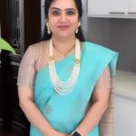 Pranathy Sadhanala Instagram - శుభోదయం నేస్తాలు 🫶🏻 ఈ రోజు నేను ముస్తాబు అవ్వడానికి చీర పంపింది @mokshacouture మరి చీరకు తగ్గ నగలు ఉండాలిగా ఇదో ఇవి మీరు వేసుకుంటే బాగుంటుంది అని చెప్పి ఈ అందమైన ముత్యాల హారం పంపింది @swapna_jewels Thank you @mokshacouture Thank you @swapna_jewels #goodmorning . #godblessyouall . #sareelove . #sareefashion . #jewelerycollection . #mokshacouture . #swapnajewels . #pranathymanasupalike