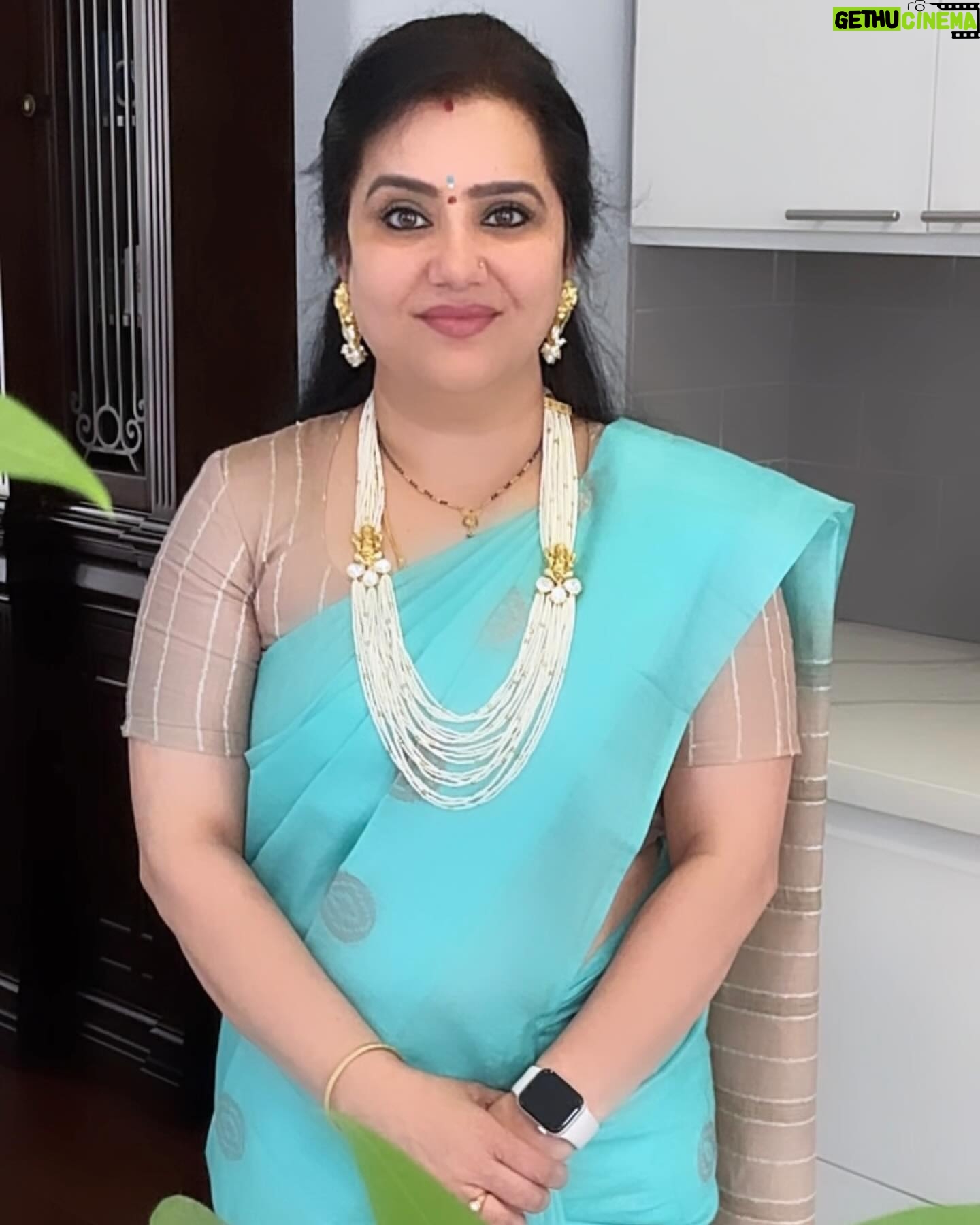 Pranathy Sadhanala Instagram - శుభోదయం నేస్తాలు 🫶🏻 ఈ రోజు నేను ముస్తాబు అవ్వడానికి చీర పంపింది @mokshacouture మరి చీరకు తగ్గ నగలు ఉండాలిగా ఇదో ఇవి మీరు వేసుకుంటే బాగుంటుంది అని చెప్పి ఈ అందమైన ముత్యాల హారం పంపింది @swapna_jewels Thank you @mokshacouture Thank you @swapna_jewels #goodmorning . #godblessyouall . #sareelove . #sareefashion . #jewelerycollection . #mokshacouture . #swapnajewels . #pranathymanasupalike