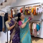 Pranathy Sadhanala Instagram - నిన్నే క్లాస్ మొదలు పెట్టా కాస్తైనా నేర్చుకున్నానా? బానే చేశానా? 😀🧿ఇద్దరు డాన్స్ పిచ్చోళ్ళు కలిస్తే ఇంతే ఇంకా ఇంకాఇంకా ఇంకా వస్తూనే ఉంటాయి sarees by @mokshacouture #dancemodeon . #premratandhanpayo . #reelitfeelit . #funtimewithbestie . #explorepage✨ . #mokshacouture . #pranathymanasupalike