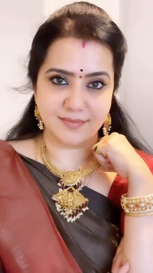 Pranathy Sadhanala Instagram - ఎలా ఉంటాం 🫶🏻 
grand 3D embossed heavy big  Antique neckset with kundans, Lakshmi, peacock design & crystal hangings along with large earrings. @classycreations.rva 
#jewelerycollection 
#reelitfeelit 
#lovemakeslifebeautiful 
#pranathymanasupalike