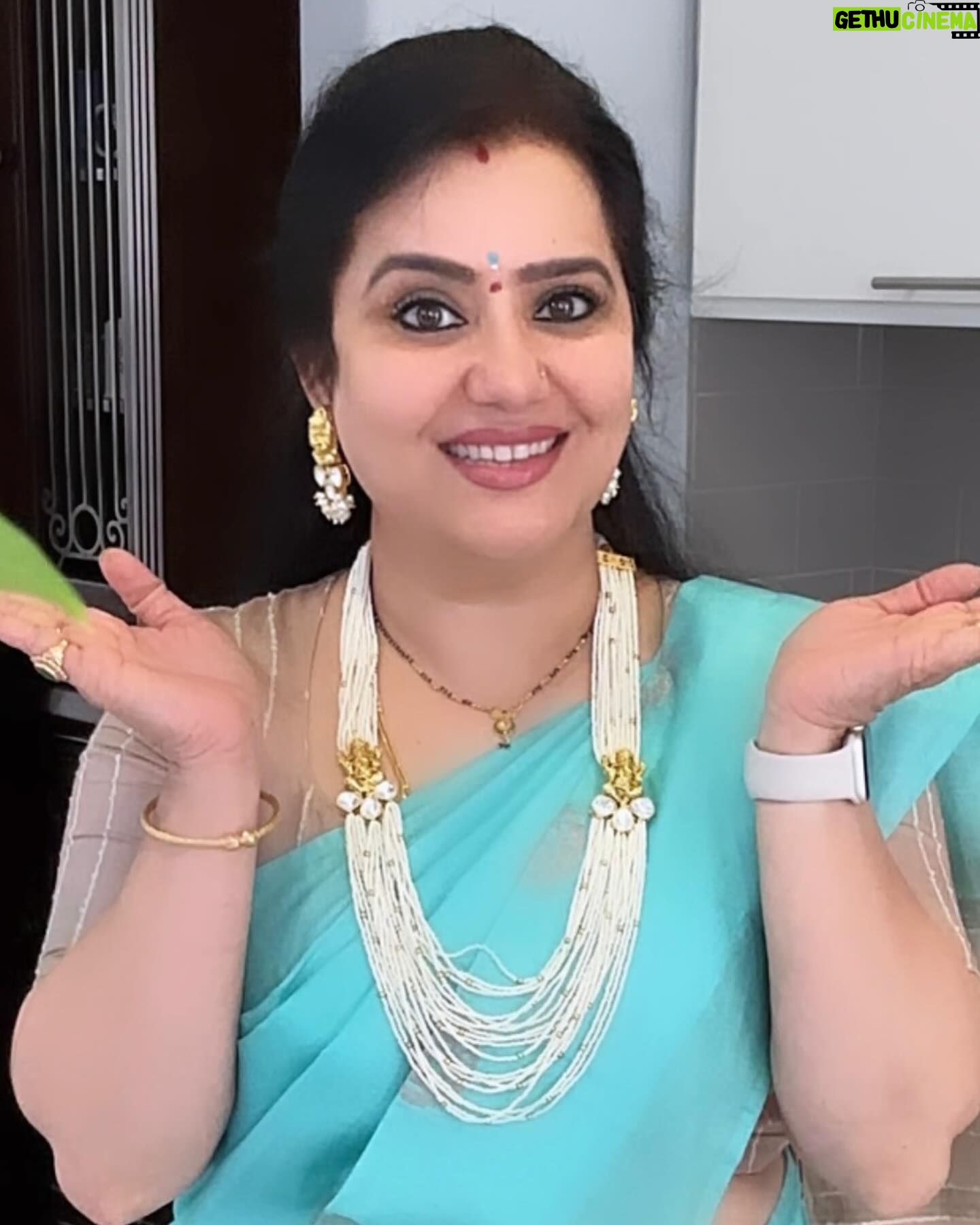 Pranathy Sadhanala Instagram - శుభోదయం నేస్తాలు 🫶🏻 ఈ రోజు నేను ముస్తాబు అవ్వడానికి చీర పంపింది @mokshacouture మరి చీరకు తగ్గ నగలు ఉండాలిగా ఇదో ఇవి మీరు వేసుకుంటే బాగుంటుంది అని చెప్పి ఈ అందమైన ముత్యాల హారం పంపింది @swapna_jewels Thank you @mokshacouture Thank you @swapna_jewels #goodmorning . #godblessyouall . #sareelove . #sareefashion . #jewelerycollection . #mokshacouture . #swapnajewels . #pranathymanasupalike