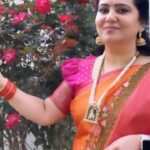 Pranathy Sadhanala Instagram - రోజావే చిన్ని రోజావే 🌹 Saree @nagaonlineboutique Jewelry @ladywings_byvarsha #rojavechinnirojavedjsong #🌹 #sareelove #naturelovers #reelitfeelit #pakkasouthindian #explorepage #pranathymanasupalike
