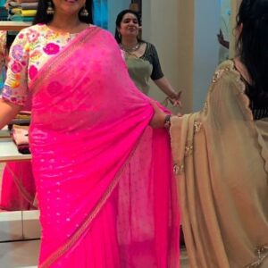 Pranathy Sadhanala Instagram - 1st mark deniki? Cheeralu baunnaya? Steppulu baunnaya? Memu bagunnama? 💟💟💟💟💟💟💟💟 1st movie folklore, hit song trending reel with my dearest sis @pranathymanasupalike 💕💕💕💕💕💕💕💕💕 . Beautiful saree Designer blouses @mokshacouture 🤍🤍🤍🤍🤍🤍🤍🤍🤍 . Hairstyle @lakshmi_hair_makeup 🖤🖤🖤🖤🖤🖤🖤🖤 . #jyothakkaquotes #saree #designer #folkdance