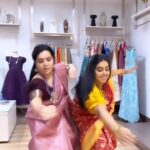 Pranathy Sadhanala Instagram - ఇవాళే డాన్స్ క్లాస్ లో join అయ్యాను 🩷గురువుగారు @jyothireddyoffi Sarees by @mokshacouture . #funtimewithfriends❤️ . . #reelitfeelit . . #pranathymanasupalike