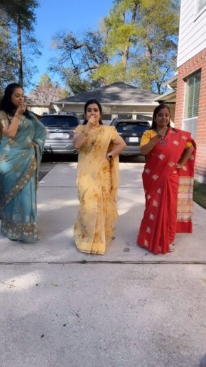Pranathy Sadhanala Instagram - డ్రాఫ్ట్స్ లో ఉన్నవి పోస్ట్ చేద్దాం అనుకున్నా ఇది దొరికింది.మేము గిట్లనే ప్రాక్టీస్ చేస్తామన్నమాట 😀🫶🏻
@meenazsha 
@anu_bhattaram 
@roja4rocks 

#bffs 

#pranathymanasupalike