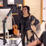 Pranathy Sadhanala Instagram - డబ్బింగ్ టైం…. India project -US lo dubbing నచ్చిన పనిలో ఉండే ఆనందం వేరు😍 VC @roja4rocks THANK YOU DARLING 🖤 #dubbingtime🎙️🎧 #pranathymanasupalike