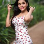Pratiksha Rai Instagram - Happy Sunday 💘 #summervibes#sumeroutfit#floraldresses#colourfuldress#hat#mumbai#actorlife#photoshoot#outdoorshoot#potraitshoot#portraitphotography#pratiksharai#indiantelevision