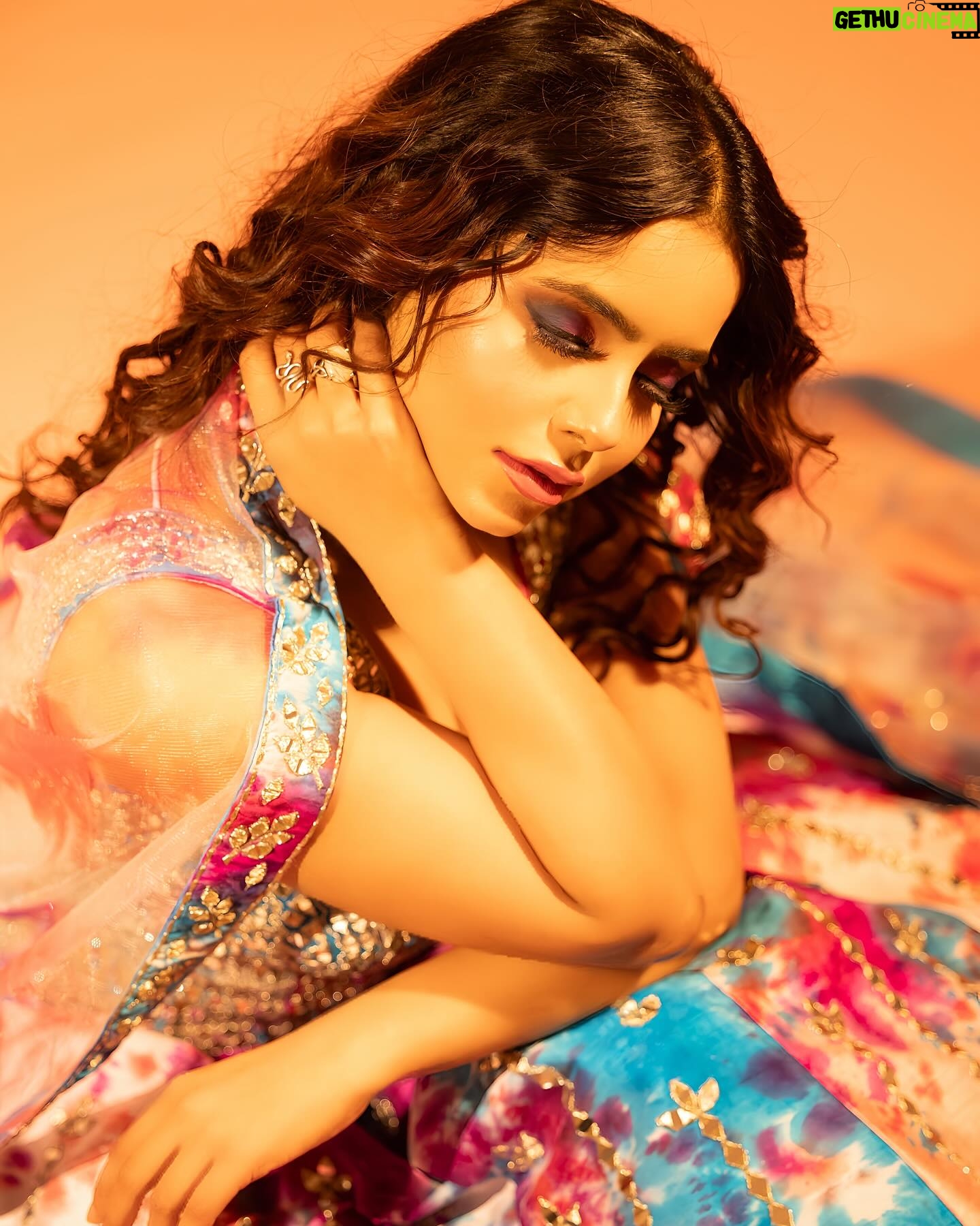 Pratiksha Rai Instagram - #summervibes#sumeroutfit#floraldresses#colourfuldress#hat#mumbai#actorlife#photoshoot#indoor#potraitshoot#portraitphotography#pratiksharai#indiantelevision#studio