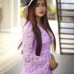 Pratiksha Rai Instagram - A love letter to sunsets 🌤️❤️‍🔥 📸- @sk_portraitgallery 🌹 #summervibes#sumeroutfit#floraldresses#colourfuldress#hat#mumbai#actorlife#photoshoot#outdoorshoot#potraitshoot#portraitphotography#pratiksharai#indiantelevision