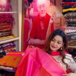 Pratyusha Paul Instagram - আমি মুগ্ধ রাপুর্নাসের শাড়ীতে আপনারাই বা বাদ যাবেন কেন @rapurnas_boutique 🥻🧡 📞 9903352554 📍33A, South Sinthee Road, Kolkata- 700050 (Near Nabajatak School)