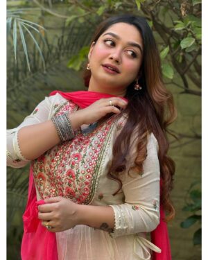 Pratyusha Paul Instagram - নতুন করে শুরু হোক সব। শুভ নববর্ষ ১৪৩১। নতুন বছরের শুভেচ্ছা জানাই সকলকে।🪷🦢🌾☀️