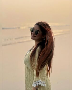 Pratyusha Paul Instagram - 𝘢 𝘭𝘰𝘷𝘦 𝘭𝘦𝘵𝘵𝘦𝘳 𝘵𝘰 𝘨𝘰𝘭𝘥𝘦𝘯 𝘴𝘬𝘪𝘦𝘴..💌🌞🐌🌴🌅🧺
.
.
.
.
.
.
.
.
.
.
.
.
.
.
#beach #beachvibes #sunset #beachgirl #sunsetgirl #sunstechaser #vacation #sunday #goldenhour