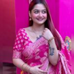 Pratyusha Paul Instagram - 𝘐𝘳𝘰𝘯𝘪𝘤𝘢𝘭𝘭𝘺, 𝘪𝘵 𝘭𝘰𝘰𝘬𝘴 𝘭𝘪𝘬𝘦 𝘐 𝘤𝘢𝘯 𝘩𝘢𝘯𝘥𝘭𝘦 𝘮𝘺 𝘱𝘢𝘭𝘭𝘶 𝘣𝘦𝘵𝘵𝘦𝘳 𝘵𝘩𝘢𝘯 𝘮𝘺 𝘱𝘳𝘰𝘣𝘭𝘦𝘮𝘴..🪷🕊️🪞💘✨ . . . . . . . . . . . . . . . #saree #sareelove #desigirl #bengali #fashion #ethnic #sareeinspiration #instagood #instagram #explore #foryou #picoftheday #lookoftheday #minimalism #fashionista