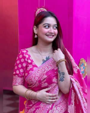 Pratyusha Paul Instagram - 𝘐𝘳𝘰𝘯𝘪𝘤𝘢𝘭𝘭𝘺, 𝘪𝘵 𝘭𝘰𝘰𝘬𝘴 𝘭𝘪𝘬𝘦 𝘐 𝘤𝘢𝘯 𝘩𝘢𝘯𝘥𝘭𝘦 𝘮𝘺 𝘱𝘢𝘭𝘭𝘶 𝘣𝘦𝘵𝘵𝘦𝘳 𝘵𝘩𝘢𝘯 𝘮𝘺 𝘱𝘳𝘰𝘣𝘭𝘦𝘮𝘴..🪷🕊️🪞💘✨ 
.
.
.
.
.
.
.
.
.
.
.
.
.
.
.
#saree #sareelove #desigirl #bengali #fashion #ethnic #sareeinspiration #instagood #instagram #explore #foryou #picoftheday #lookoftheday #minimalism #fashionista
