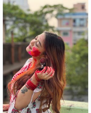 Pratyusha Paul Instagram - मोहे रंग लगा दे रे ♥️✨
PS-Sorry for spamming guys I just can’t get over these pictures 🤌🏻🙈 I promise this is the last post from that day, please bear with me. Thank you 🙏🏻 byeee 😘