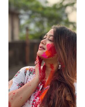 Pratyusha Paul Instagram - मोहे रंग लगा दे रे ♥️✨
PS-Sorry for spamming guys I just can’t get over these pictures 🤌🏻🙈 I promise this is the last post from that day, please bear with me. Thank you 🙏🏻 byeee 😘